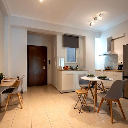 Spacious And Modern One Bedroom Apartment Атина Екстериор снимка