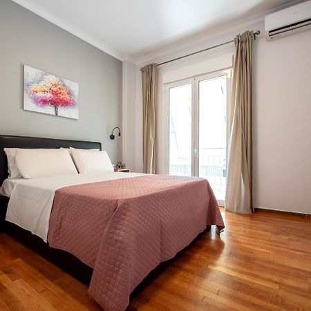 Spacious And Modern One Bedroom Apartment Атина Екстериор снимка