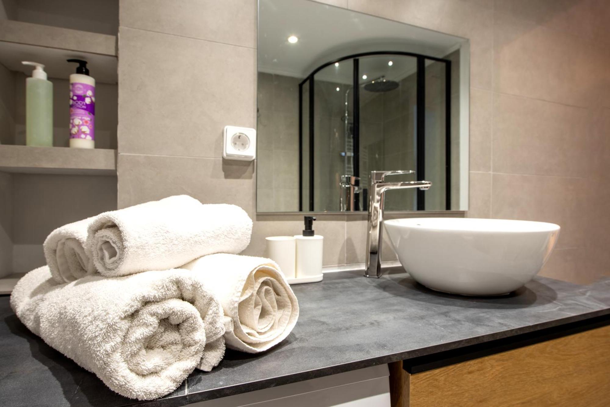 Spacious And Modern One Bedroom Apartment Атина Екстериор снимка