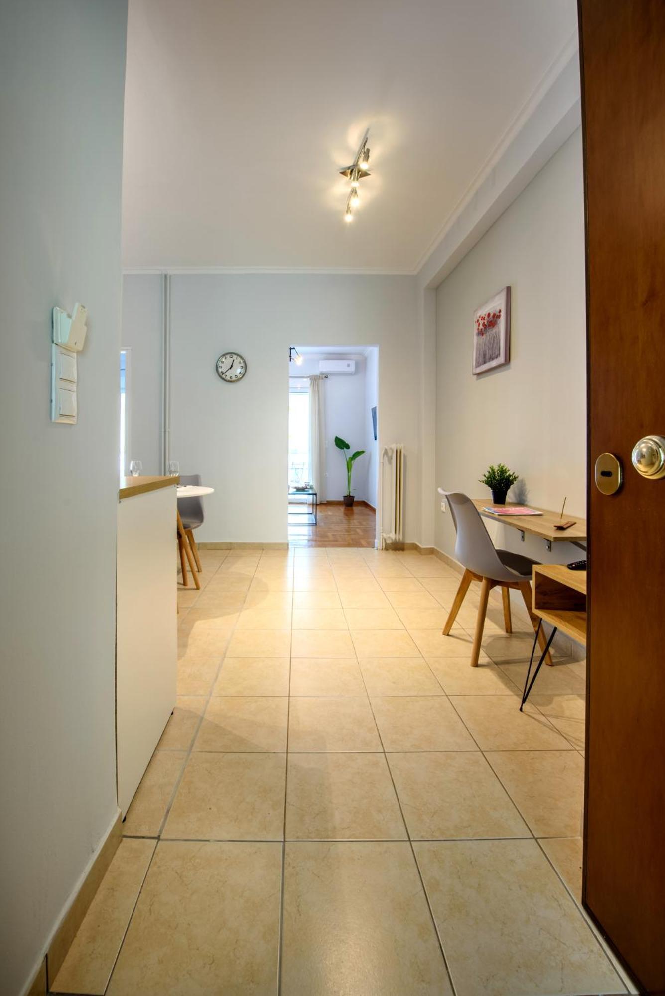 Spacious And Modern One Bedroom Apartment Атина Екстериор снимка